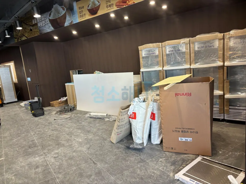 매장 오픈 전 상가청소 작업 사진