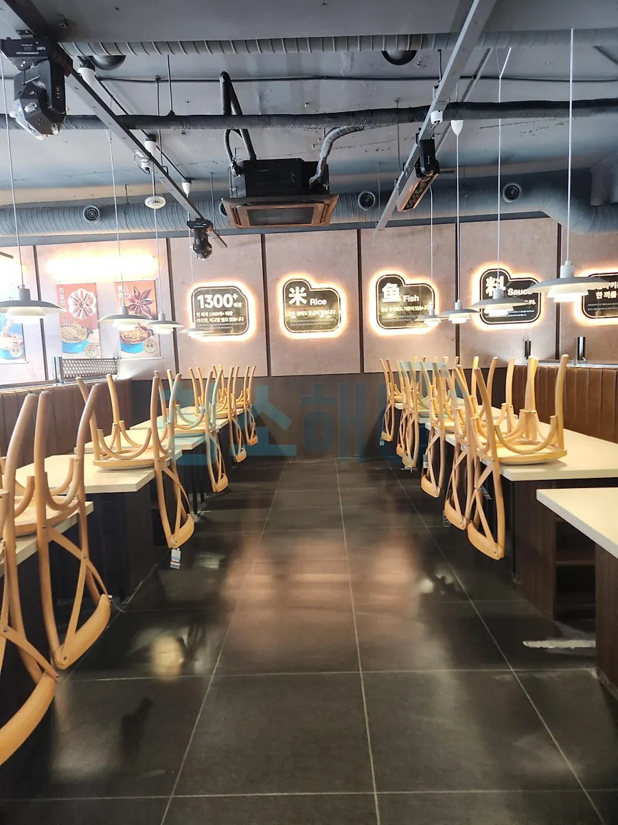 오픈 전 상가청소를 마친 매장